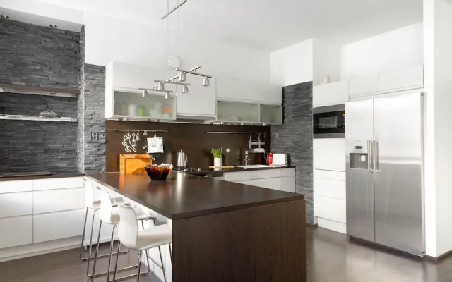 Spacious apt on Tranquil Courtyard