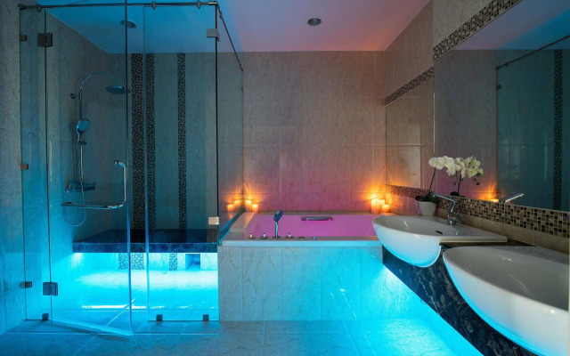 Luxury Apartment at Karon Hill