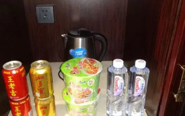 Yuechen Hotel (Xietaizi Subway Station)