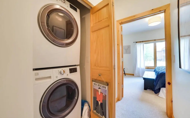 Modern Bellaire Condo: Pool Access, Near Skiing!