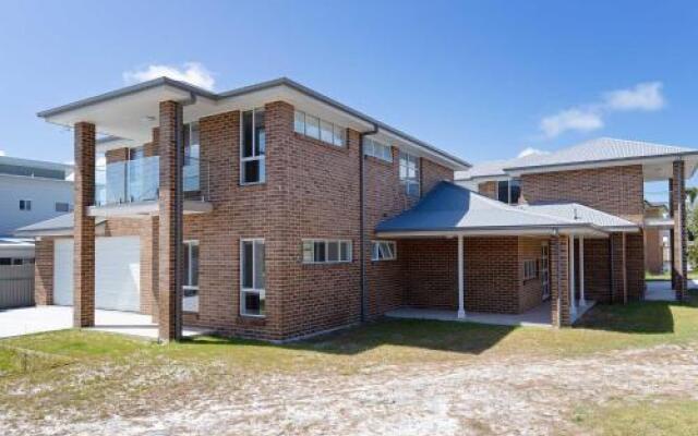 5 Bent Street - huge house with Foxtel & Aircon