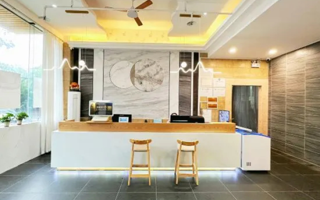 Xinyueju Hotel (Hainan Institute of Business and Technology Provincial Museum)