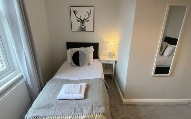 Flat - Sleeps 4 - Pet Friendly - Parking