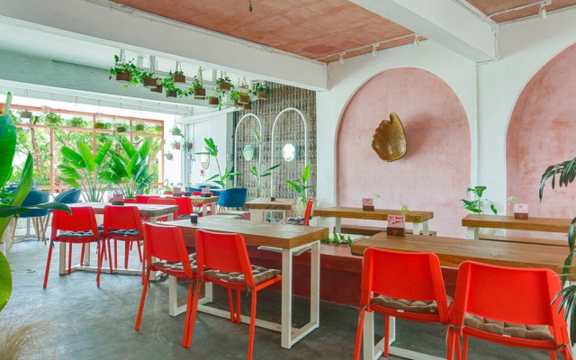 RedDoorz Hostel near Malang Train Station 2