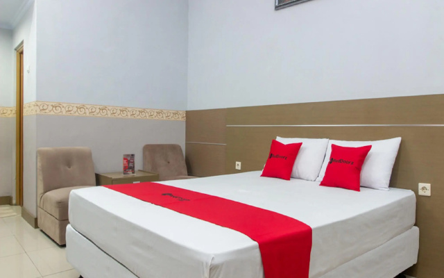 RedDoorz near Goa Panggung