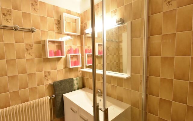 Cozy Holiday Home in Saint-Germain-sur-Ay with garden