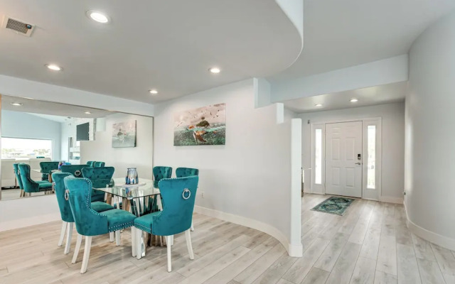 Waterfront Gem: Crystal River Family Home