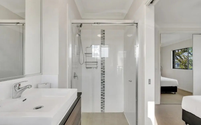 Bright 2-bed With Private Balcony & Serene View