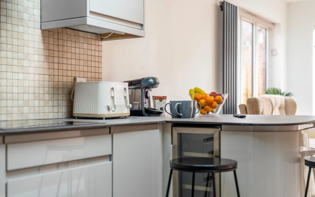 Stylish & Sleek 3BD Home Including Guest House in Southall