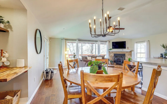 Creekside Cottage w/ Deck & Hot Tub in Belton