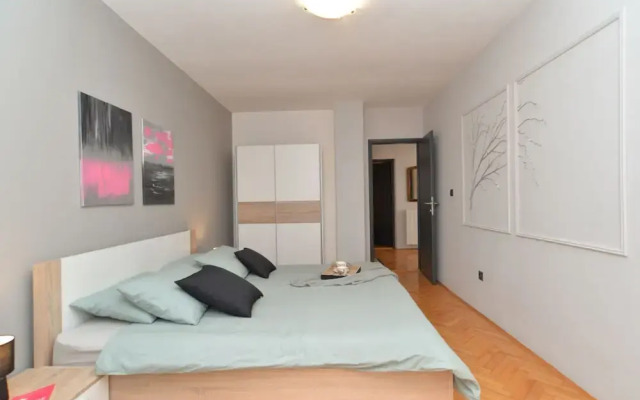 Apartment 843