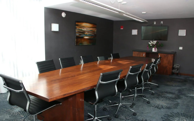 Delta Hotels by Marriott Milwaukee Northwest