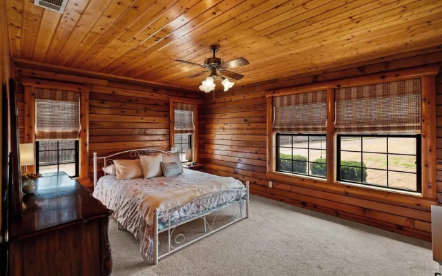 Lakefront Cabin + Guest House Near Granbury Square