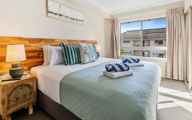 Cairns 2BR Palms Stay Top Floor Pool View