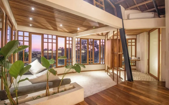 Stunning 2-br Penthouse With View, 800m to Beach