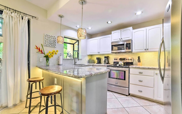 Bright & Airy Lahaina Condo - Walk to Beach!