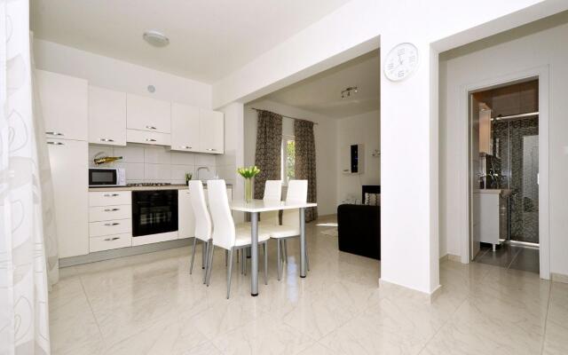 Pazanin - 20m from the beach - H(4+1)