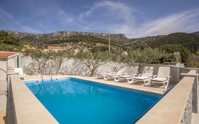 Bol Apartments Gospojica