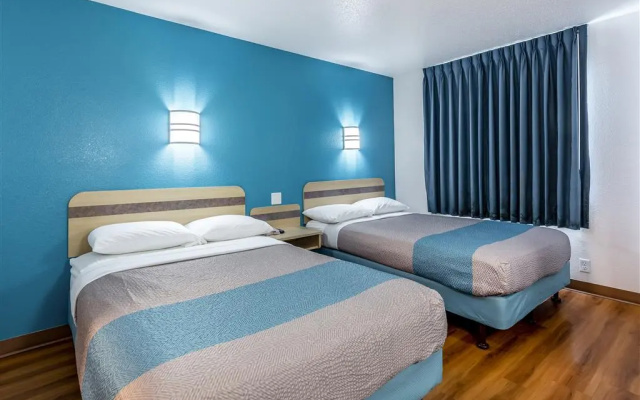 Motel 6 St Louis South