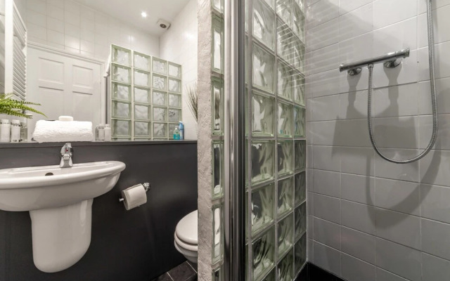 Earls Court House with Patio