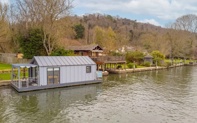 Ondine Houseboat on the Thames - From 160 Per Night