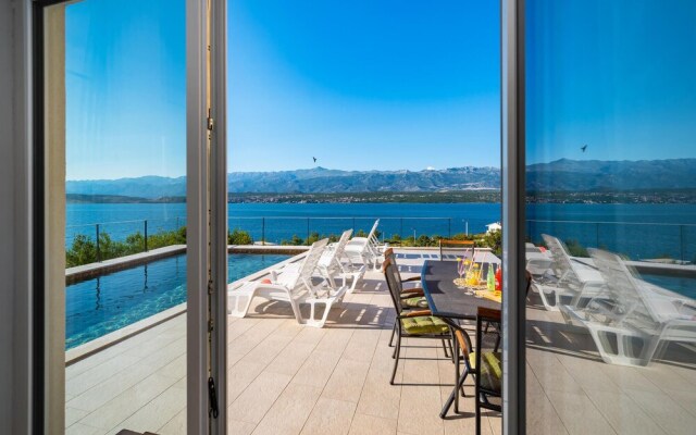 Amazing Home in Novigrad With 5 Bedrooms, Wifi and Outdoor Swimming Pool