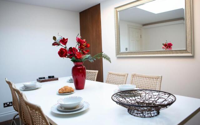 Apt 3, Trafalgar Sq (Duplex, 3rd & 4th flr)