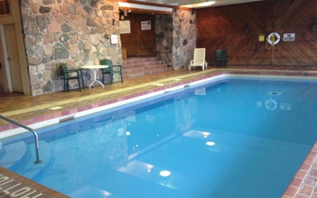 Elmhirst's Resort - On a lake