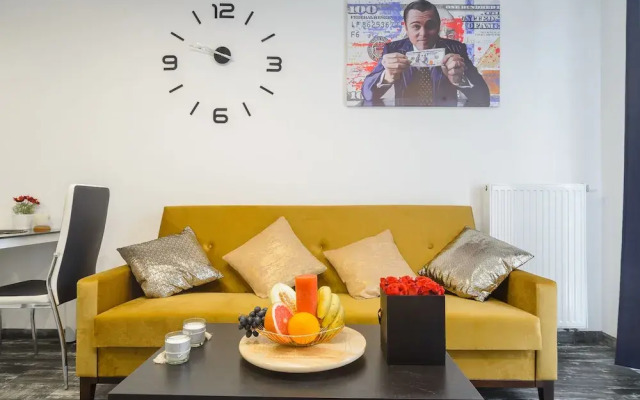 Lumina apartment on Drewnowska