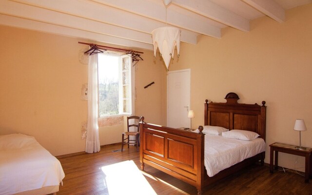 Warm Mansion with Swimming Pool in Sigoules France