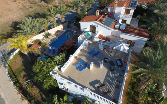 Lovely 7 Bedroom Villa !!