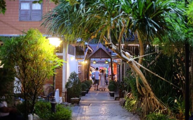 RoomQuest Amphawa Floating Market