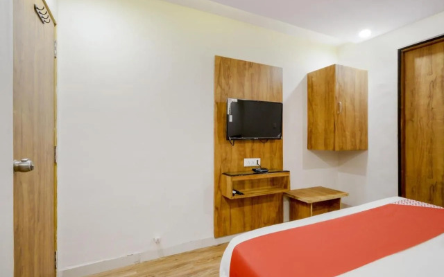 OYO 70998 Hotel Safari Inn