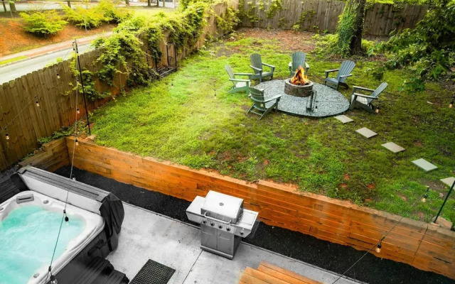 City Oasis With Hot Tub Group-friendly