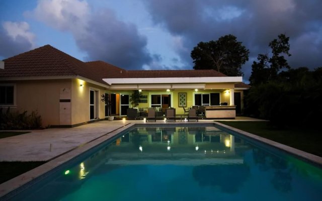 Villa Equipped With an Infinity Edged Pool in Gated Community