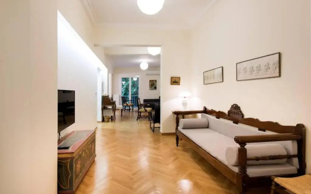 Elegant 3 bd apt, in the most prestigious area.