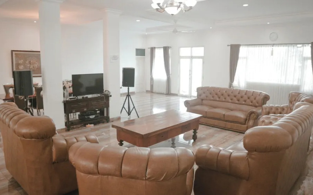 Aries Biru Hotel & Villa – Lobby – Megamendung