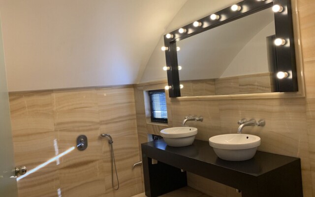Luxury Villa Marathon