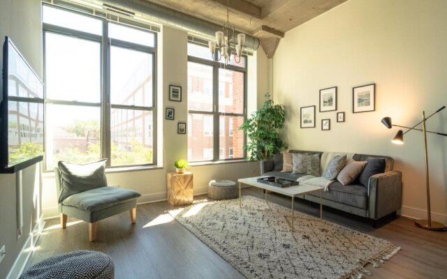 McCormick Place modern 420 friendly 2br-2ba loft in Downtown Chicago Michigan avenue for 6 guests