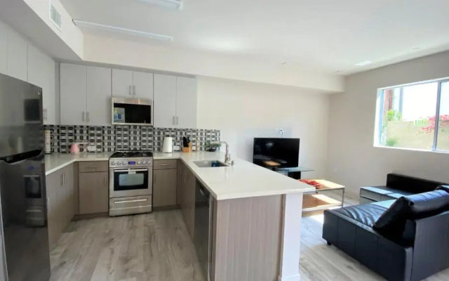 Gorgeous View 2bd 2ba Apartment in Hollywood