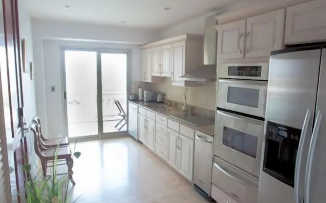 *The CLIFF_ BEACHFRONT and LUXURY MODERN UNIT* C2