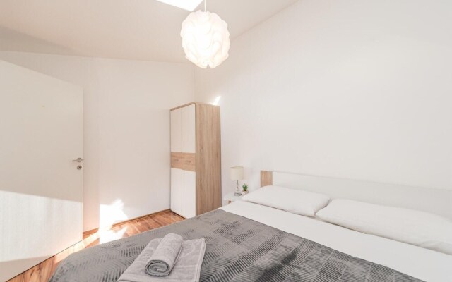 Amazing Home in Pakostane With Wifi and 5 Bedrooms