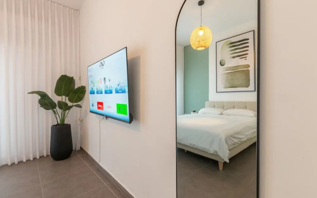 Stunning Chic 2 BR Ibn Gvirol St