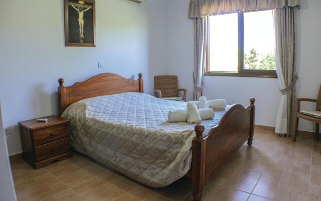 Beautiful Home in Maroni Lamaka With Wifi and 4 Bedrooms