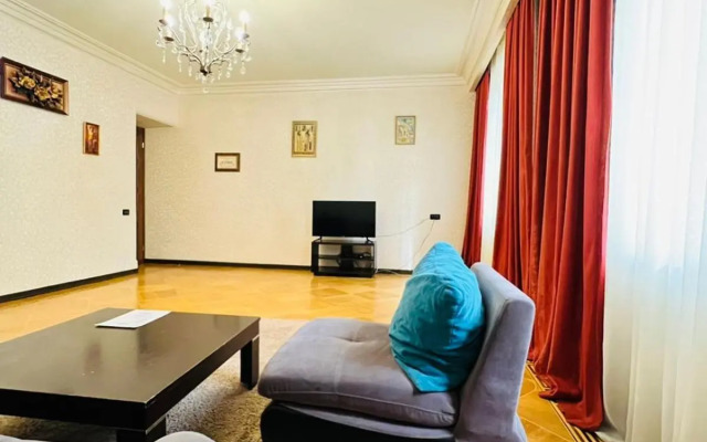 SPACIOUS Apt in Yerevan with JACUZZI Near Opera