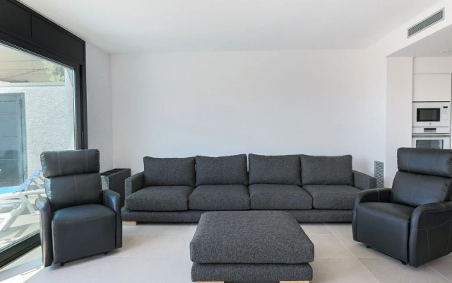 Elegant Villa in Roses With Private Swimming Pool