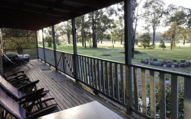 Kangaroo Cottage - cute Accom in bushland setting