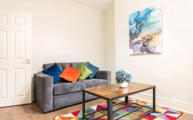 3 Bed House - Sleeps 7 - Garden - Parking - Wifi