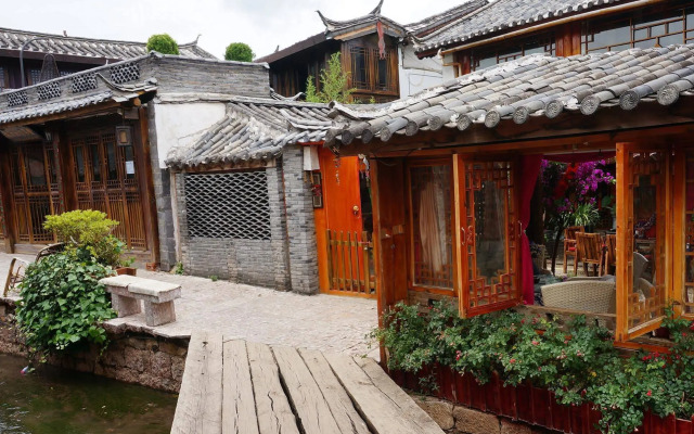 Lijiang Waterfront Inn
