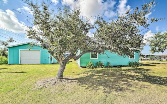 Vibrant Rockport Cottage w/ Grill ~ Mins to Beach!